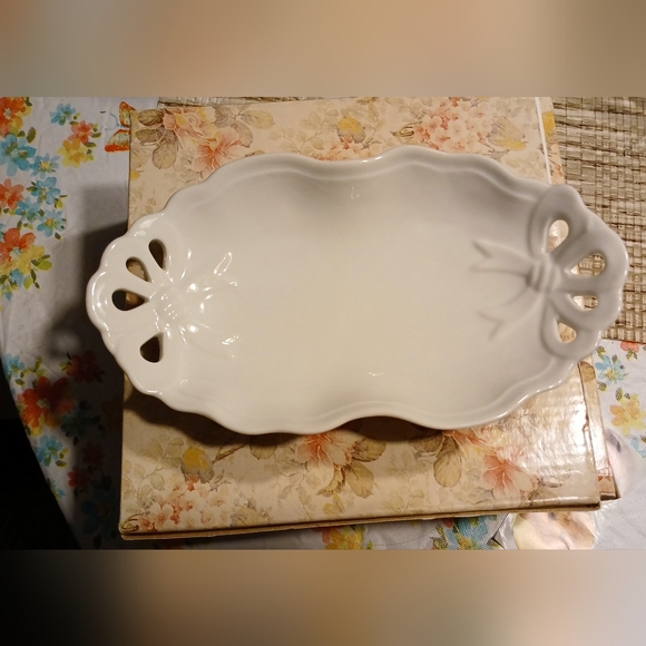 Vintage Dish With Ribbon Design - Picture 6 of 9